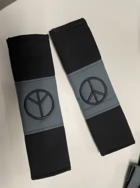 SBC-CO26I23-PEA26 DESIGNCOVERS Seat Belt Covers Peace Design